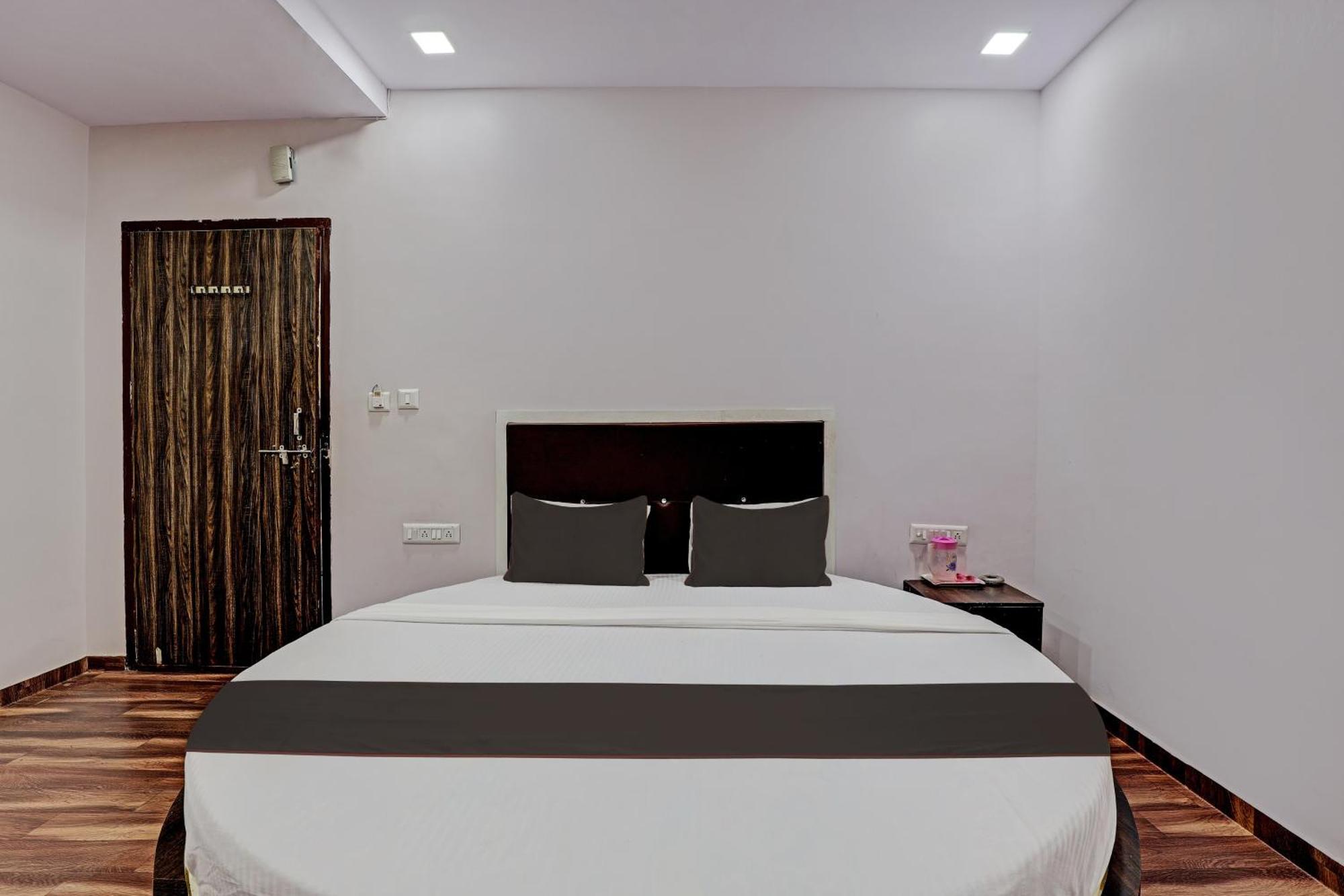 Hotel O Royal Inn Ahmedabad Exterior photo
